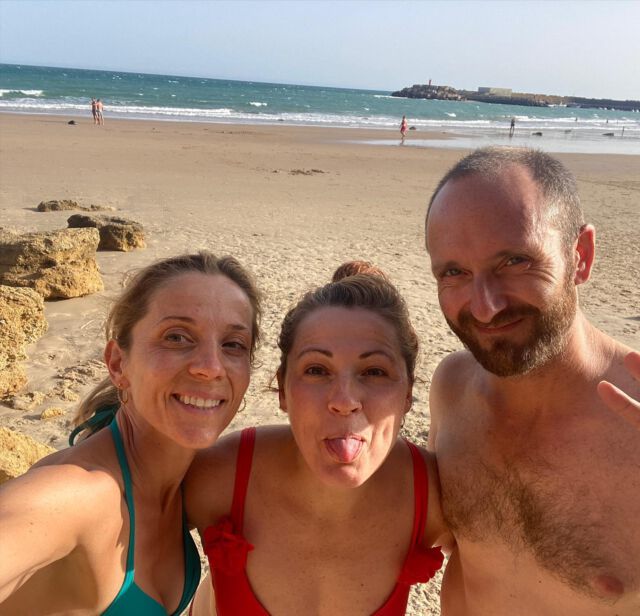 Vamos a la playa?! Si por favor!! After a weekend of the infamous hot wind Levante driving everyone a bit barmy we can finally get to the beach to cool down… 😅