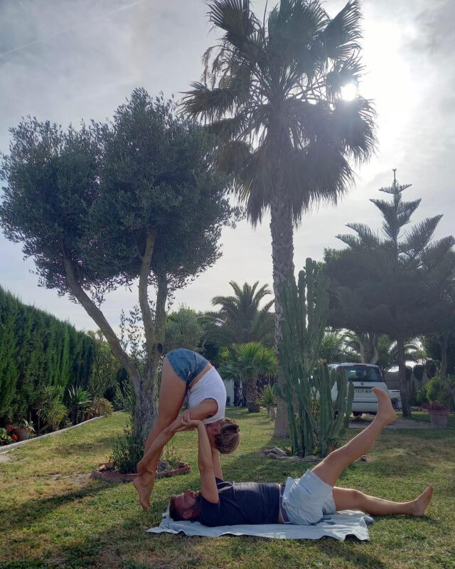 A bank holiday bbq becomes playtime #acroyoga @siggie_s_world 
.
.
#yoga #yogaespaña #yogaelpalmar #yogaconil