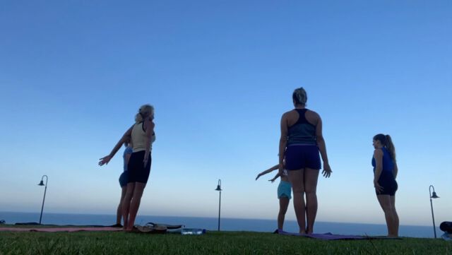 Sunrise Yoga by the sea… ☀️ 🌊 ✨
.
 @samsara_conil 
.
Wednesdays 7.45am
.
#yogaconil #sunriseyoga #parkyoga #yogaanytimeanywhere