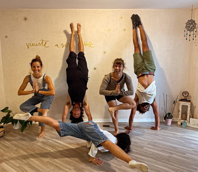 Monday morning Rocket class with these beautiful people!! What a way to start the week 🤸🏼‍♀️ 🚀 🔥 🪷 @lacasadelyogaconil 
.
#rocketvinyasa #rocketyogaandalucia #rocketyogacommunity #rocketyogaspain #rocketvinyasayoga #yogacadiz #yogaconil