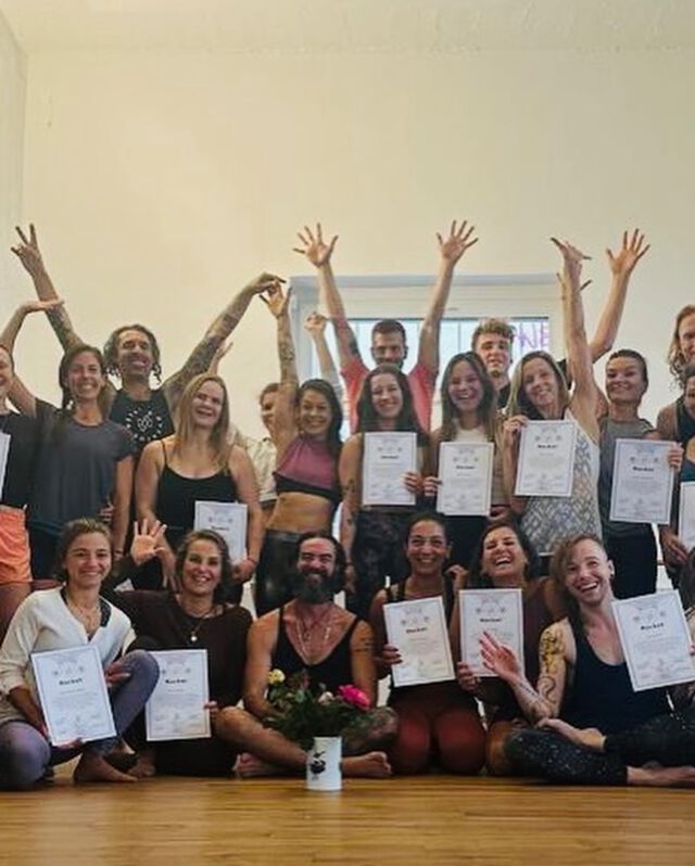 Certified 100 hours Rocket Vinyasa Teacher! 🚀✨
Amazing training lead by @davidckyle with awesome  assistants @laurajervidalo @tiagorocharocketyoga @adamjamesyoga hosted in Frankfurt🇩🇪 with @lisarocketyoga
Thank you all! 🙏🏼
.
Excited to start teaching Rocket in Conil de La Frontera from October. ☀️ 🌊 
Look out for the schedule coming soon 👀✨🚀